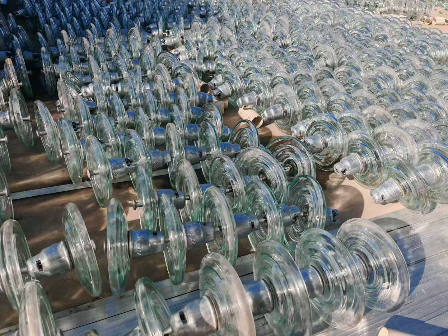 What are the advantages of transparent glass insulators?(图1) glass-insulator.jpg