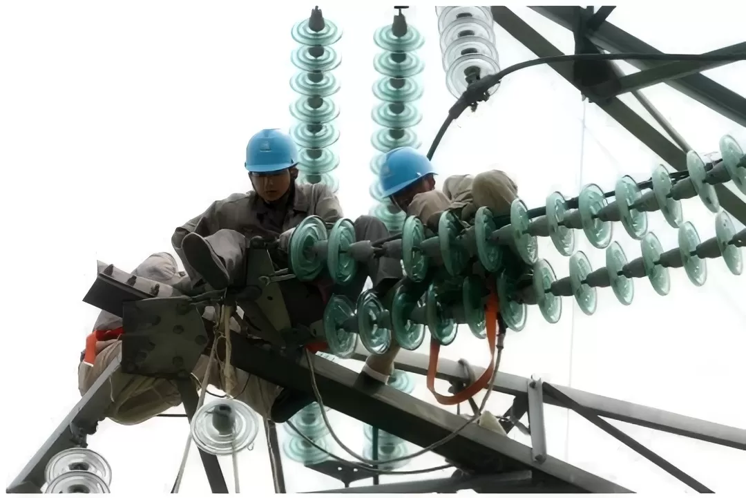 Types of Power Line Insulators – Glass, Ceramic, Polymeric Insulator Comparison, Installation & Maintenance Guide(图4) insulator-testing-on-the-pole.png